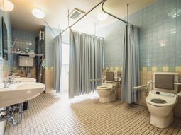 清潔感あるトイレと洗面台