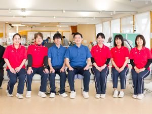 スタッフが並ぶリビング  
