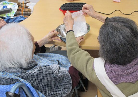 お料理を楽しむ人々の様子