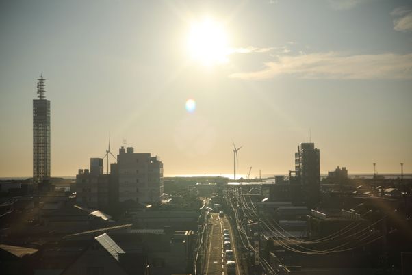 日の出の街並み