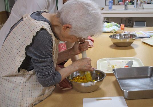 調理する利用者の様子