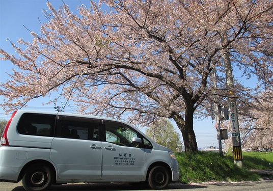 春の日の送迎車