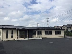 落ち着いた外観の建物