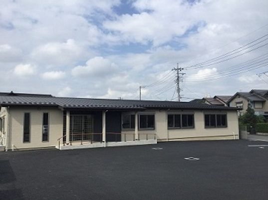 落ち着いた外観の建物