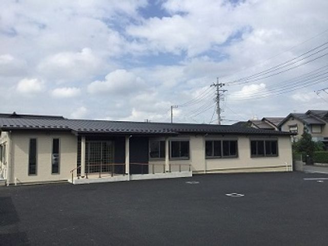 落ち着いた外観の建物