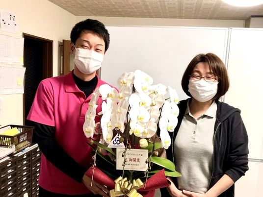 スタッフと胡蝶蘭の玄関  