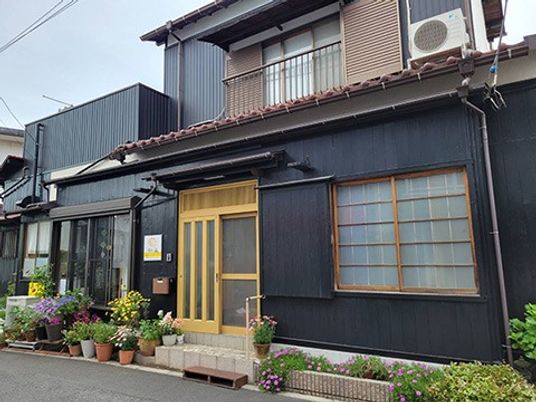 黒い外壁の建物外観  