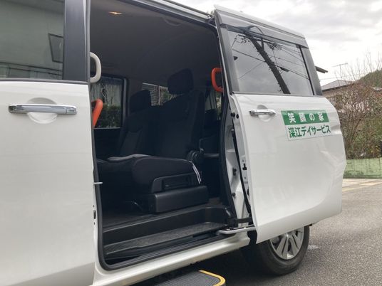 開いた送迎車のドア