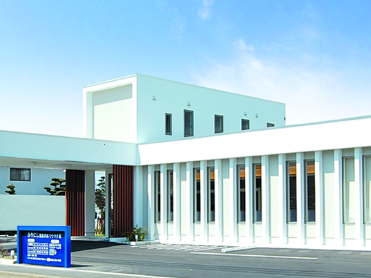 白い外観の施設  