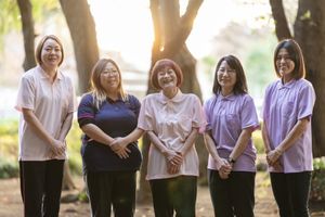 笑顔の女性たちの集合写真