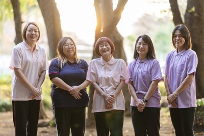 笑顔の女性たちの集合写真