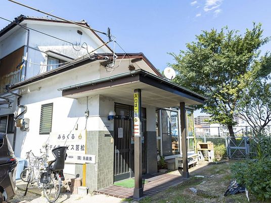 木立に面した玄関外観