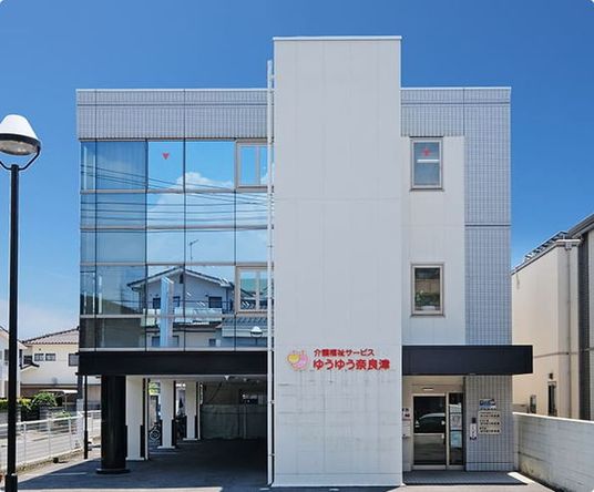 明るい建物の外観