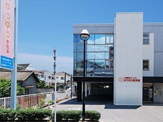 施設の外観と看板  