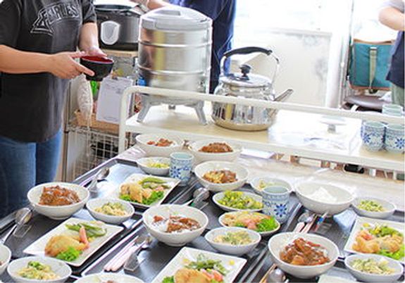 昼食を準備するダイニングルーム