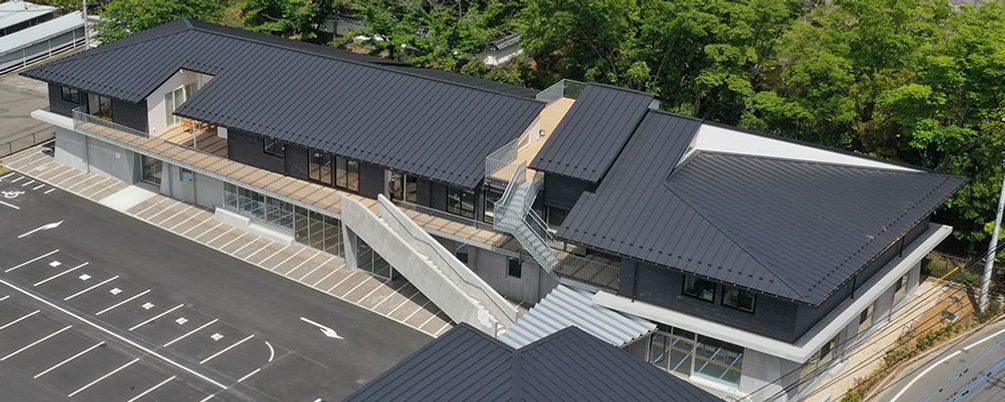 緑に囲まれた建物
