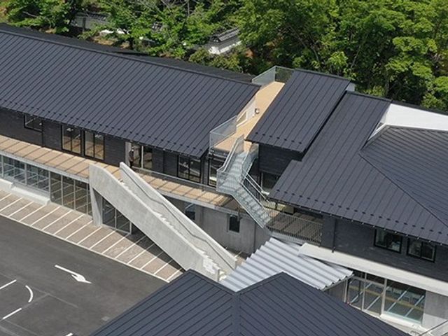 緑に囲まれた建物 外観 広々とした駐車スペースがあり、アクセスしやすい緑に囲まれた建物です。