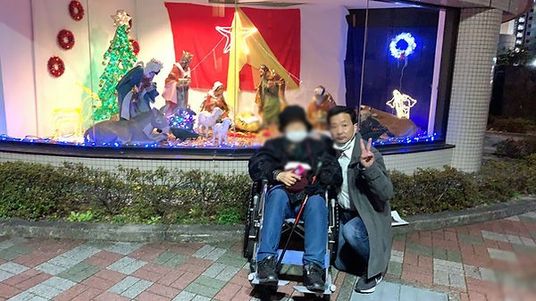 クリスマス装飾の窓辺