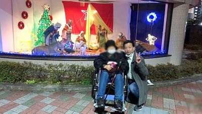 クリスマス装飾の窓辺