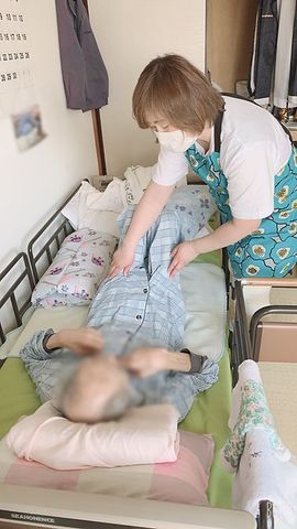 介助の様子の居室