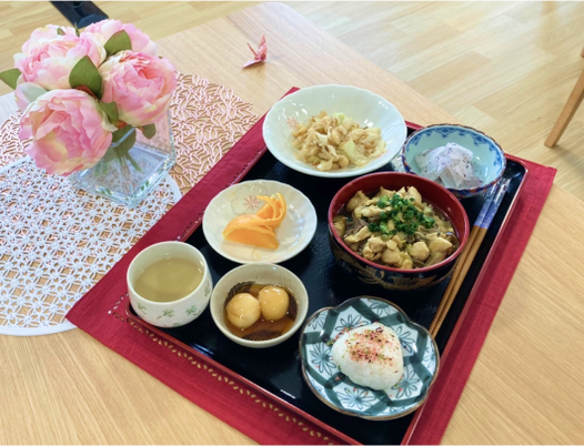 季節感のある食事トレイ