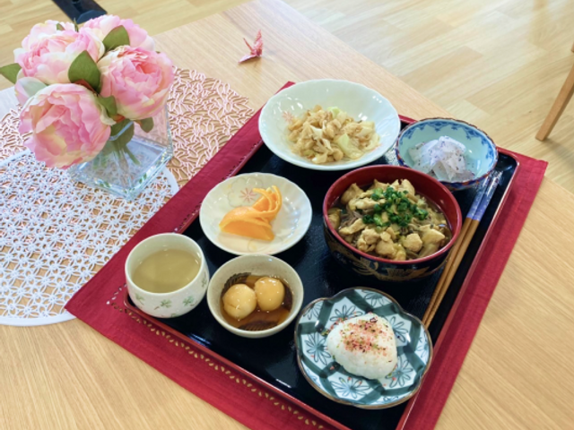 季節感のある食事トレイ 食堂 色とりどりの季節感を楽しめる食事が並ぶテーブルです。色彩豊かなプレートに注目ください。