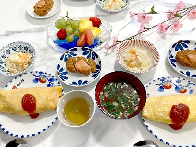 色彩豊かな料理のテーブル 料理 和洋折衷の色鮮やかな料理が並びます。季節感を感じられる工夫が凝らされています。