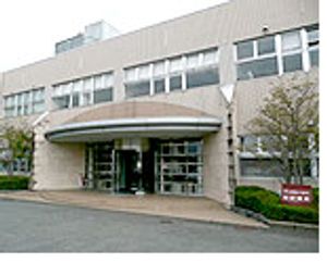 広い入口の建物外観
