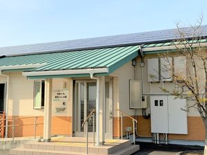 明るい建物外観  