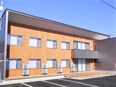 木目調外壁の建物外観