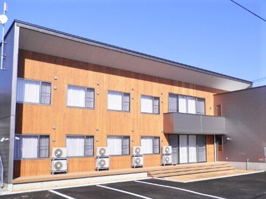 木目調外壁の建物外観