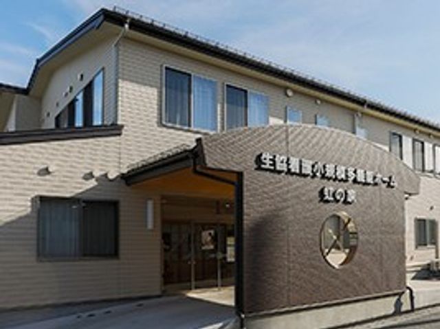 施設の外観 外観   落ち着いた色合いの建物で、正面に大きな円形の窓が見えます。出入口まわりもすっきりしており、来訪時の印象がわかりやすいです。