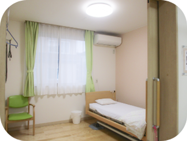 明るい居室 居室   自然光が入る明るい居室です。ベッドと椅子があり、落ち着いて過ごしやすい空間に見えます。