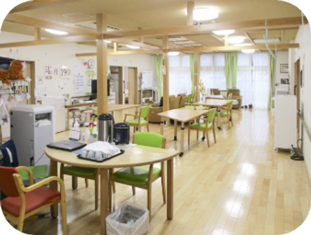 明るい食堂 食堂   自然光が入りやすい、広々とした食堂です。木目調の床とゆったりした配置で、落ち着いて過ごしやすい雰囲気です。