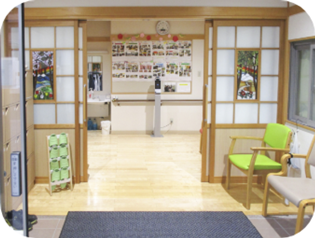 木目調の明るい玄関 エントランス   広い出入口と明るい床が印象的な空間です。来訪者を迎えやすい、すっきりした印象になっています。