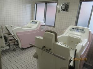 入浴機器が並ぶ浴室  
