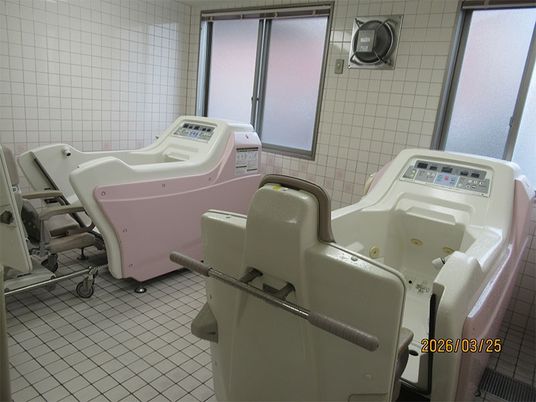 入浴機器が並ぶ浴室  
