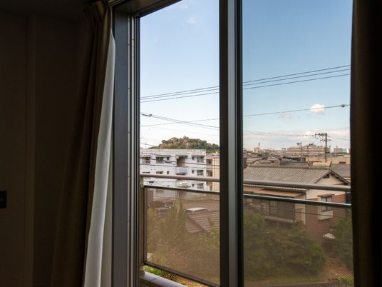 窓から見える都市の景色