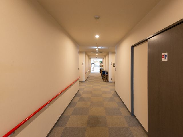 清潔感のある廊下 ゆったりとした廊下は安全な手すりが整備され、明るい光が差し込む快適な通路です。利用者の方々の移動がしやすい環境が整っています。