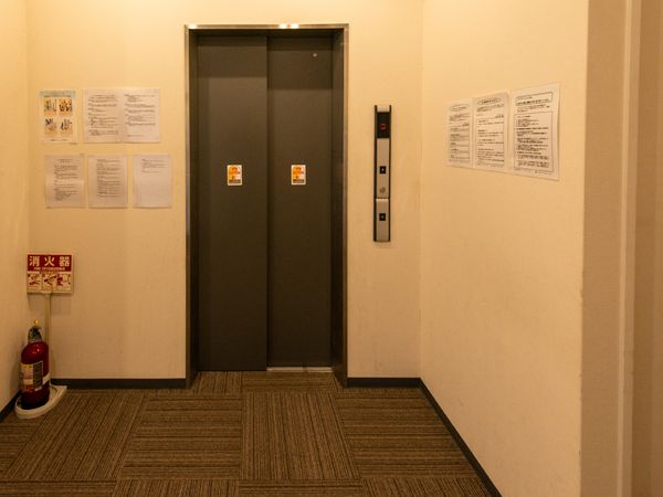 廊下のエレベーター前