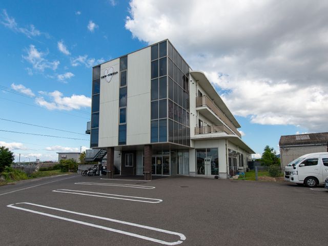 明るく広々とした外観 ゆとりある駐車スペースが整備された建物です。多彩な活動が思い描かれる、開放感のある施設での勤務をご検討ください。