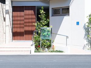 施設のエントランス  