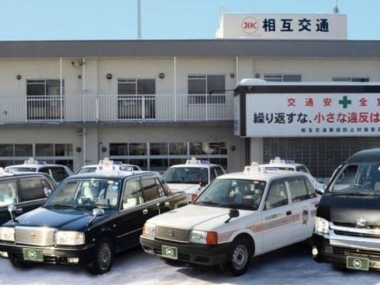建物前の車両外観  