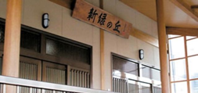 木の温かみ溢れるエントランス