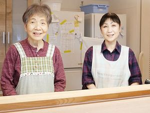 笑顔の職員がいるフロント  