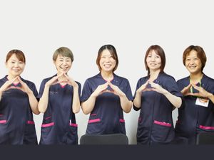 笑顔のスタッフが並ぶスタッフイメージ  