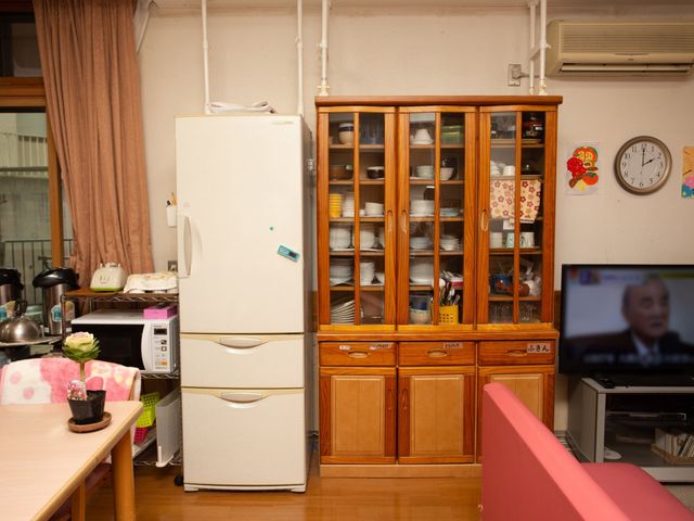 居室の家具とテレビ 食堂 生活感のあふれる居室で、ご自宅のような安心感を提供しています。日々の生活に必要な家具が整っており、見守り体制も万全です。
