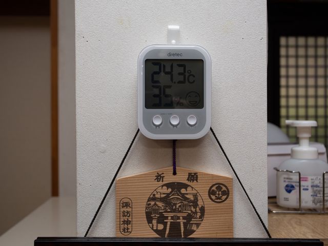 快適環境を示す温湿度計 室温計 適切な温度と湿度が保たれた居室は、快適な生活をサポートします。和のテイストを感じさせるアクセントも魅力です。