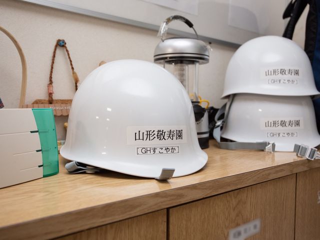 白色の安全ヘルメット並ぶ棚 備品 スタッフが使う白いヘルメットが整然と並んでおり、安全への配慮が感じられる環境です。働く上で安全第一の心掛けを大切にしています。
