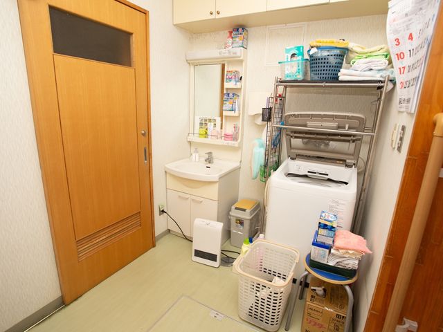 洗濯機と洗面所のある空間 脱衣所 ゆったりとしたスペースの洗濯エリアです。日々の生活に必要な洗濯設備が整っており、快適な環境が保たれています。